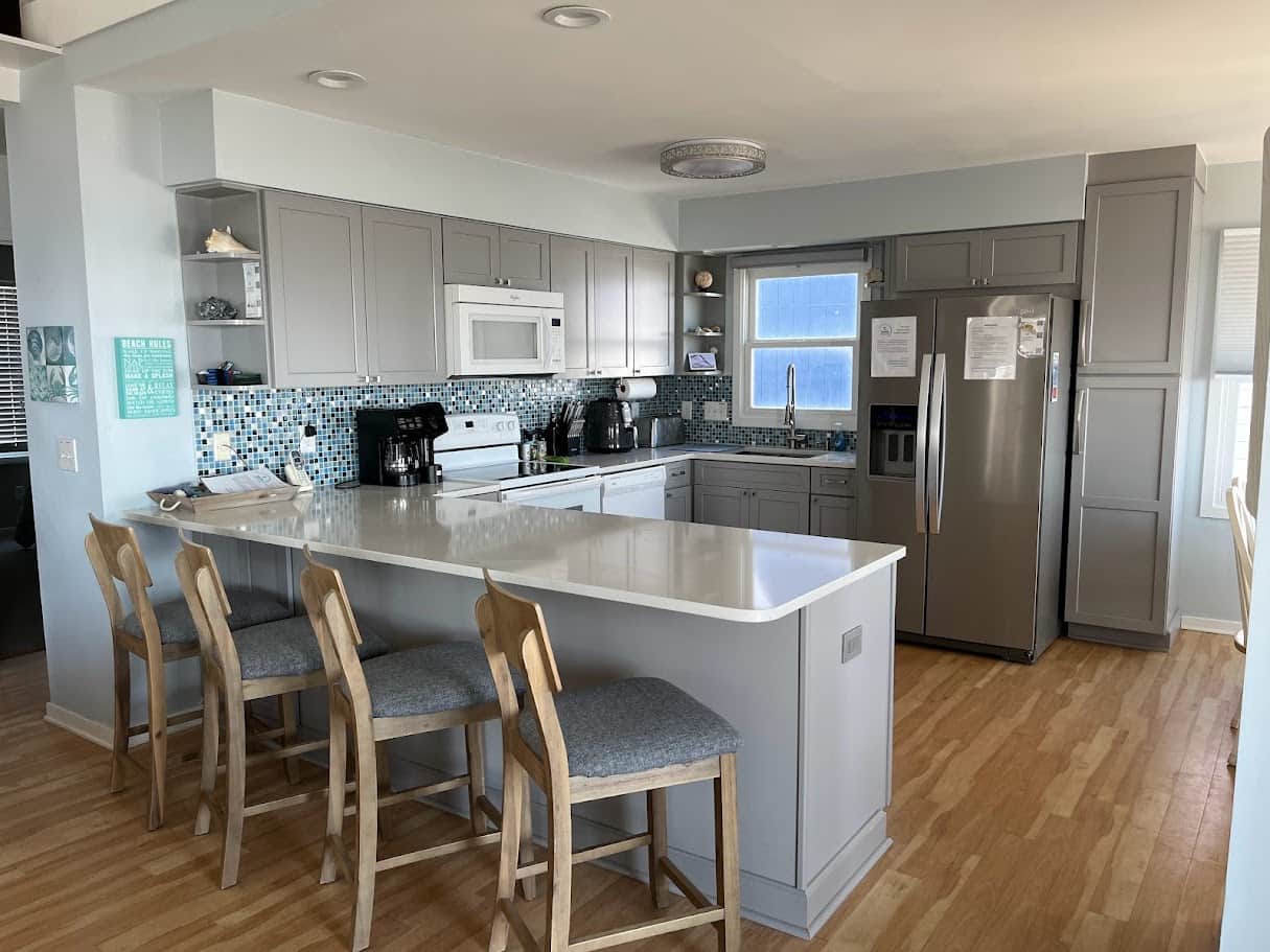 Kitchen with breakfast bar